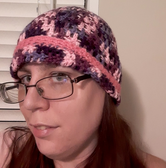 A crocheted hat and scarf set - Picture 2 of 7